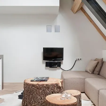 Cour 8 Lofts Kır Evi